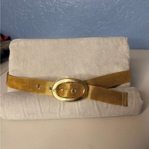 Elegant vintage gold-tone mesh belt, a style popular in the 70’s & 80’s. Size M